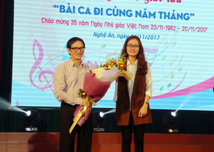 Hội sinh viên Trường Đại học Vinh tặng hoa chúc mừng Ban giám hiệu nhà trường nhân ngày Nhà giáo Việt Nam. Ảnh: Mỹ Hà