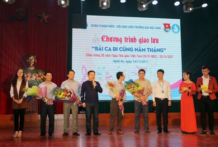 Cựu cán bộ đoàn Trường Đại học Vinh giao lưu trong chương trình. Ảnh: Mỹ Hà