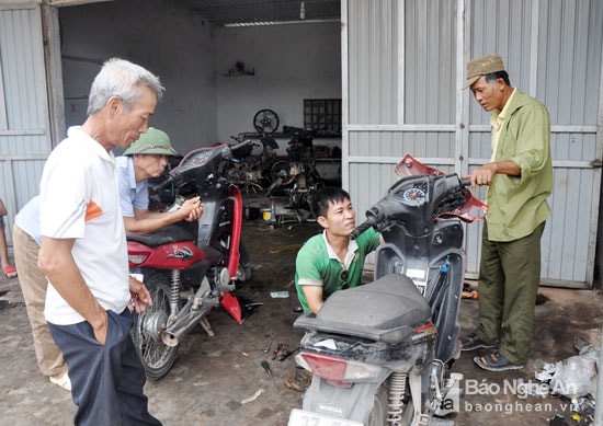 Khách hàng của anh phần lớn là bà con trong xã, họ đến với anh 