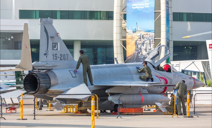 Pakistan giới thiệu tiêm kích hạng nhẹ đa năng JF-17 