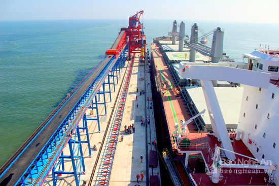 Tàu KM VANCOUVER đến từ Cannada cập cảng quốc tế The Vissai Nghi Thiết (Nghi Lộc), Nghệ An. Ảnh: Quang An