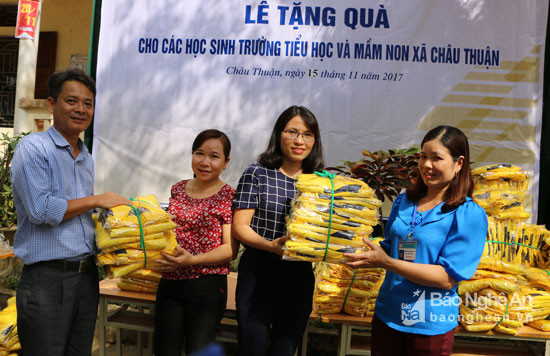 Đoàn công tác trao quà hỗ trợ cho đại diện các Trường Tiểu học và Mầm non xã Châu Thuận. Ảnh: Nguyễn Hải