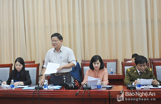 Đồng chí Nguyễn Trọng Hùng - GĐ Trung tâm XTTM Nghệ An báo cáo công tác chuẩn bị hôi chợ. Ảnh: TH