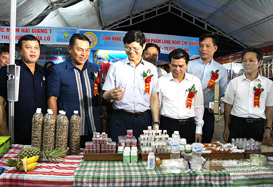 Các đại biểu tham quan gian hàng của doanh nghiệp Thái Lan. Ảnh tư liệu