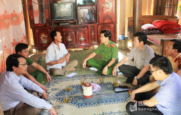 Đoàn công tác Đoàn công tác động viên, tặng quà anh Nguyễn Hữu Phú ở xóm 14, xã Quỳnh Châu bị chấn thương sọ não trong một vụ tai nạn giao thông.