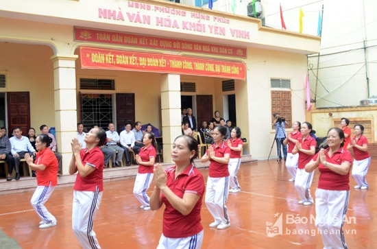 Các cụ người cao tuổi khối Yên Vinh trình diễn văn nghệ, thể thao trong ngày hội Đại đoàn kết. Ảnh: Thanh Sơn