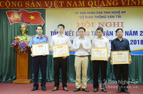 Ông Nguyễn Quế Sự- Phó Giám đốc Sở Giao thông vận tải trao Giấy khen của Giám đốc Sở GTVT cho các tập thể.