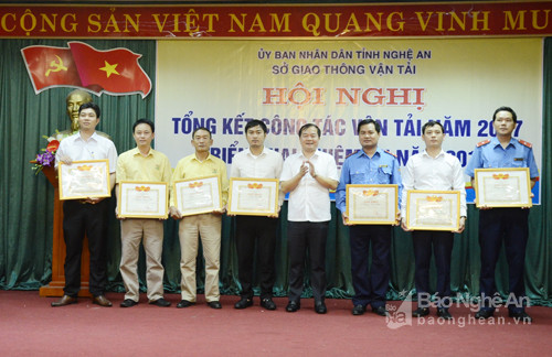 Ông Nguyễn Đức An- Phó Giám đốc Sở Giao thông vận tải trao Giấy khen của Giám đốc Sở GTVT cho các cá nhân.