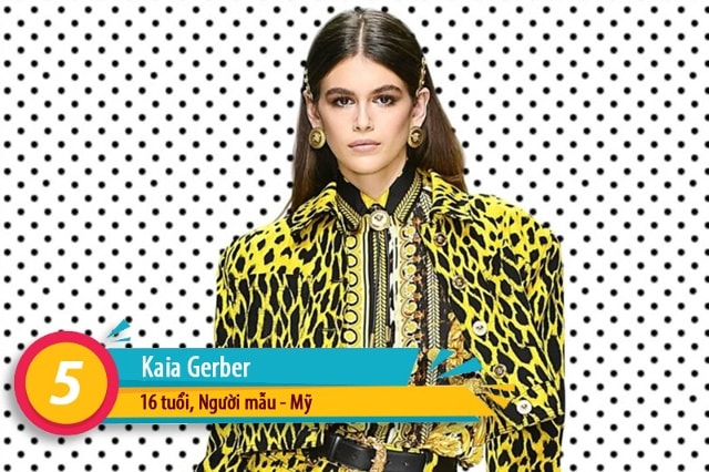 Kaia Gerber là con gái của “biểu tượng sắc đẹp thập niên 90” Cindy Crawford và doanh nhân Rande Gerber. Em từng chụp photoshoot cho Vogue , gương mặt đại diện cho dòng sản phẩm làm đẹp của Marc Jacobs Beauty, quảng bá cho thương hiệu đình đám Miu Miu, Alexander Wang…Phủ sóng 