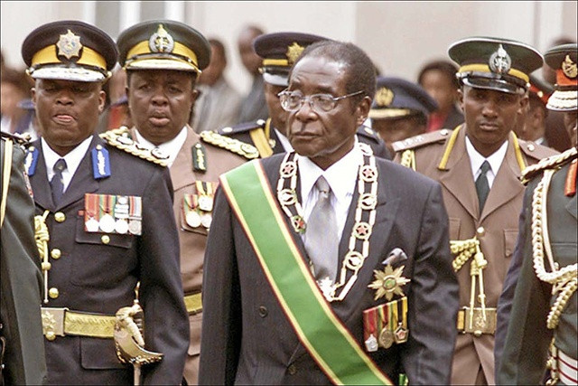 Ông đã giữ chức Thủ tướng Zimbabwe trong khoảng thời gian từ năm 1980 đến 1987 và Chủ tịch hành pháp thứ nhất từ năm 1987. Ngày 31/12/1987, Robert Mugabe chính thức trở thành Tổng thống Zimbabwe. Ông cũng từng được dân Châu Phi ca ngợi là anh hùng đấu tranh cho độc lập.