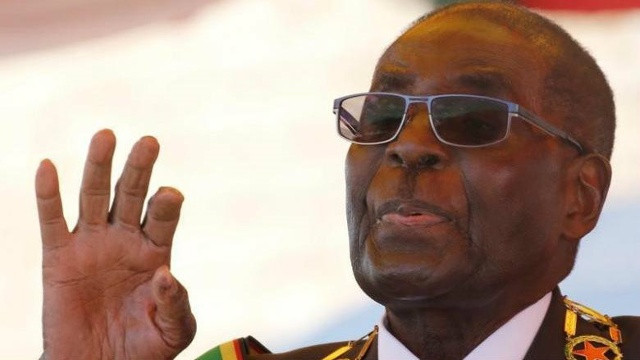 Không thể phủ nhận một điều rằng, Mugabe là một vị chính khách thẳng thắn, có học vấn cao nhưng cũng gây không ít tranh cãi trong suốt thời gian cầm quyền kéo dài 37 năm của mình.  Trong thời gian ông làm lãnh đạo, Zimbabwe là một trong những nước nghèo nhất thế giới với tỷ lệ lạm phát cao kỷ lục lên đến 500% vào năm 2008.