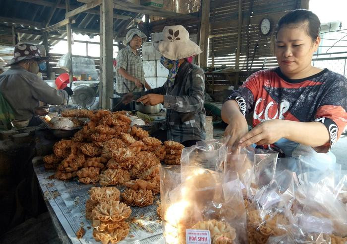 Bánh Hoa được bày bán phổ biến ở TX. Thái Hòa. Ảnh: Quang Huy