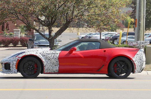 Nhìn ngang chiếc Chevy Corvette ZR1.