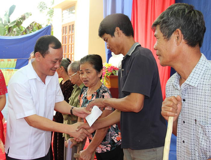 Đồng chí Phan Đức Đồng trao quà hỗ trợ của tỉnh cho 10 hộ nghèo khối Hoa Hải 2, Thị trấn Tân Lạc, huyện Quỳ Châu. Ảnh: Hoài Thu