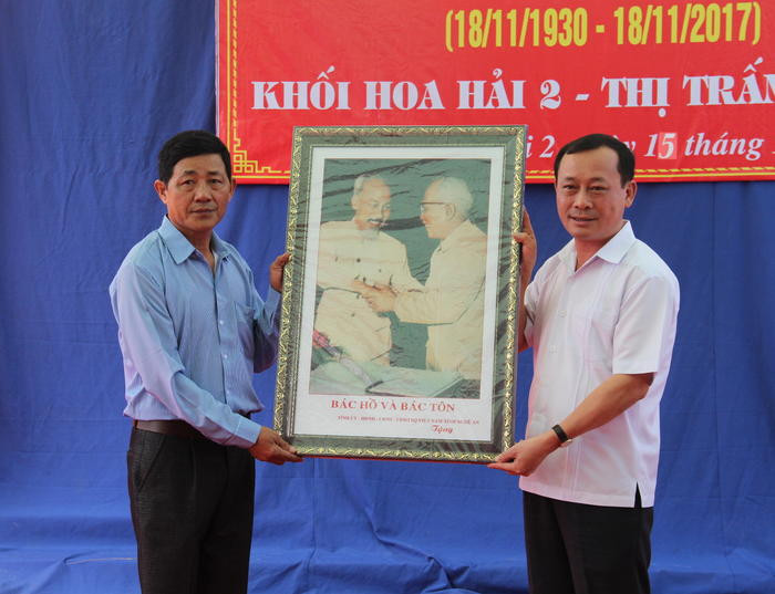 Trưởng Ban nội chính Tỉnh ủy trao bức tranh Bác Hồ và Bác Tôn cho khối Hoa Hải 2 Thị trấn Tân Lạc. Ảnh: Hoài Thu
