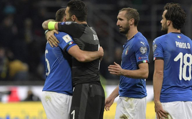 Các cầu thủ ĐT Italia thể hiện sự thất vọng sau trận hòa 0 - 0 với ĐT Thụy Điển. Ảnh: Internet