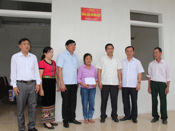 Các địa biểu gắn biển Nhà đại đoàn kết và trao quà hỗ trợ 30 triệu đồng của  huyện Quỳ Châu cho hộ bà Phan Thị Hải. Ảnh: Hoài Thu