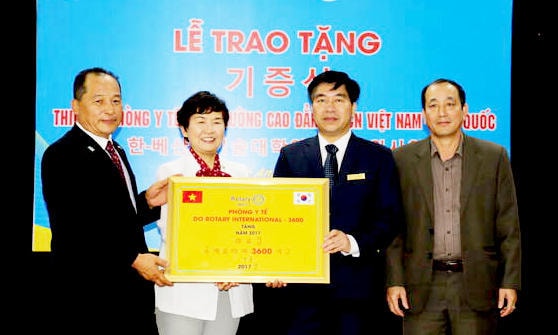 Đại diện Tổ chức Rotary international trao tài trợ cho Trường CĐ KTCN Việt Nam - Hàn Quốc. Ảnh: Mỹ Hà