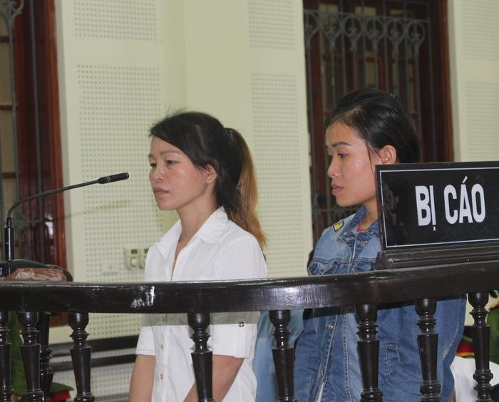 Bị cáo Lô Thị Quang (áo trắng) và bị cáo Vi Thị Với trước tòa. Ảnh: Phương Thảo