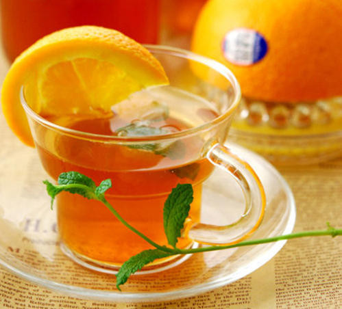 Trà cam táo: Có vị mát, thơm kết hợp với vị chua chua của cam và ngọt của táo khiến cho thức uống của thêm phong phú và hấp dẫn. Hãy thưởng thức vào buổi sáng để lấy tinh thần làm việc cho một ngày mới. Chế biến: Bạn hãy rửa sạch, cắt táo thành từng miếng. Cam cắt thành lát. Pha trà túi lọc cùng 100ml nước sôi nóng. Sau đó, lấy túi trà ra, để nguội. Hòa tan 2 muỗng cà phê đường vào nước trà, thêm táo, cam vào là có thể thưởng thức! Ảnh: Internet
