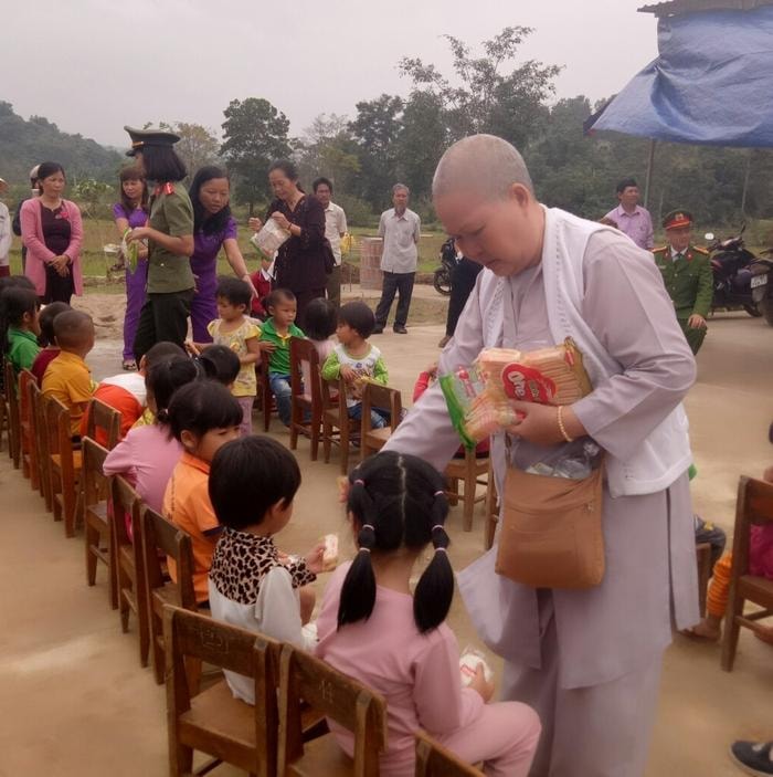 Nhà sư phát quà cho các cháu nhỏ. Ảnh: Mai Thanh