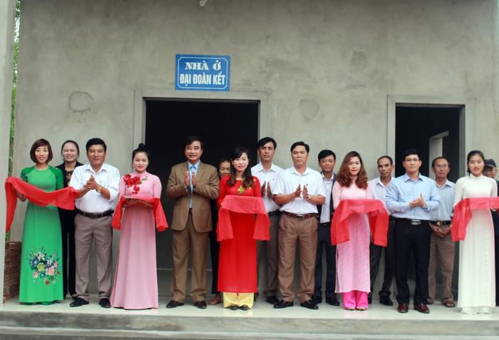 Lãnh đạo huyện Nghi Lộc, xã Nghi Trung cắt băng khánh thành, bàn giao nhà đại đoàn kết cho bà Nguyễn Thị Tri. Ảnh: Nhật Tuấn