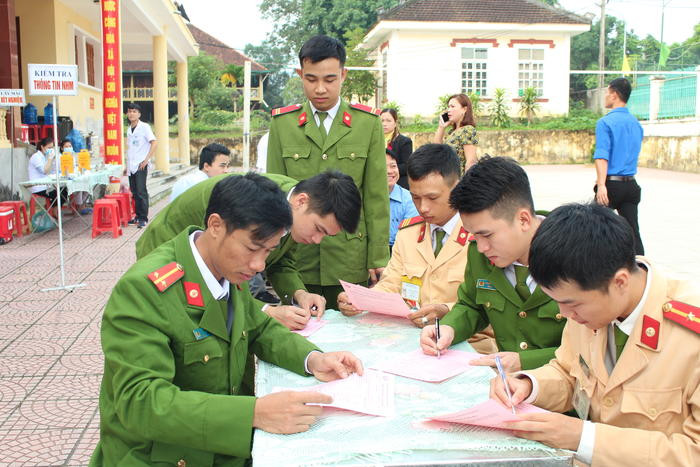 Các cán bộ, đoàn viên thuộc Công huyện Quỳ Hâu đăng ký hiến máu tình nguyện. Ảnh: Lương Nga