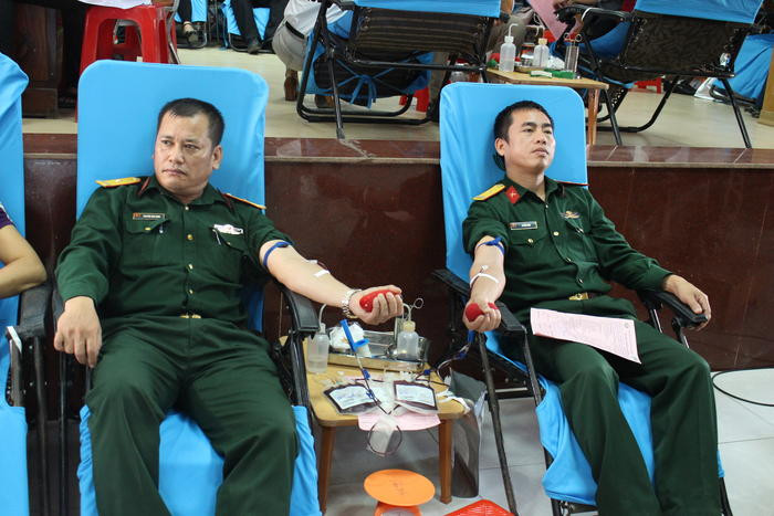 Các cán bộ đến từ BCH Quân sự huyện Quỳ Châu tham gia hiến máu. Ảnh: Lương Nga