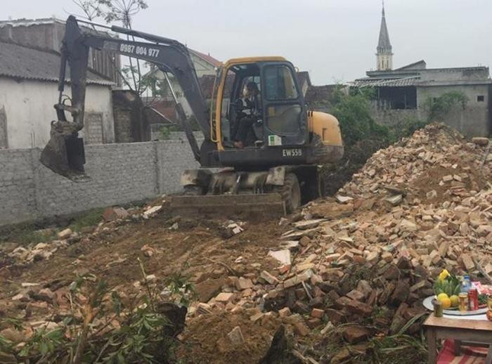 Từ số tiền độc giả Báo Nghệ An hỗ trợ, chính quyền địa phương đã tiến hành động thổ xây dựng nhà mới cho gia đình bà Thái Thị Hiền. Ảnh: Xuân Hòa