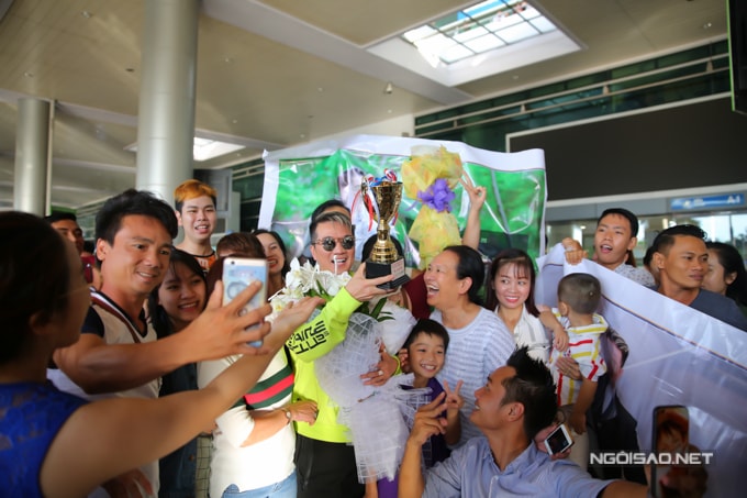 mr-dam-duoc-fan-vay-kin-khi-ve-nuoc-3