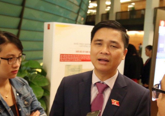 Đại biểu Ngọ Duy Hiểu trả lời báo chí bên hành lang Quốc hội.