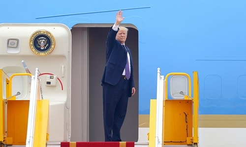 nhung-thach-thuc-trump-doi-mat-sau-chuyen-cong-du-chau-a