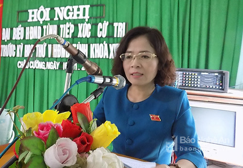 Bà Võ Thị Minh Sinh tiếp thu giải trình kiến nghị của cử tri. Ảnh: Thu Hường