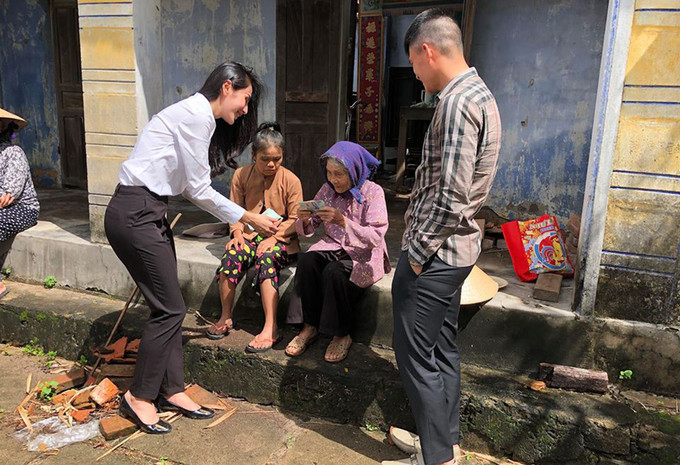 Đối với những gia đình không có điều kiện đến trụ sở Uỷ ban nhân dân, Công Vinh và Thuỷ Tiên đã đến tận nơi trao tiền hỗ trợ.  Tổng số tiền mà vợ chồng anh mang theo là 550 triệu đồng. Đây là số tiền mà gia đình Công Vinh - Thuỷ Tiên đóng góp, bên cạnh sự ủng hộ của ban huấn luyện, cầu thủ, người hâm mộ CLB TP HCM và các nhà tài trợ khác.