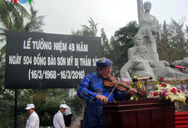 Cựu chiến binh Mỹ Roy Mike Boehm kéo bản nhạc 