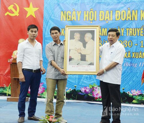 Chủ tịch UBND tỉnh Nguyễn Xuân Đường nói chuyện ân cần thăm hỏi bà con xóm 10 xã Xuân Hòa, huyện Nam Đàn.