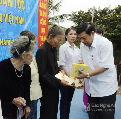 Đồng chí Nguyễn Xuân Đường trao tặng quà cho các hộ nghèo xóm 10 xã Xuân Hòa, huyện Nam Đàn. Ảnh Thanh Lê