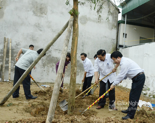 Đồng chí Nguyễn Xuân Đường và lãnh đạo huyện Nam Đàn trồng cây Đại đoàn kết tại Nhà văn hóa