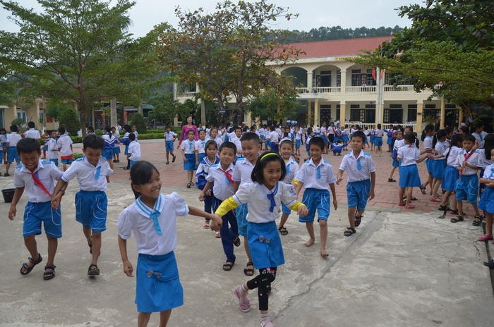 Học sinh Trường Tiểu học Diễn Phú trong giờ ra chơi. Ảnh: Thu Hương