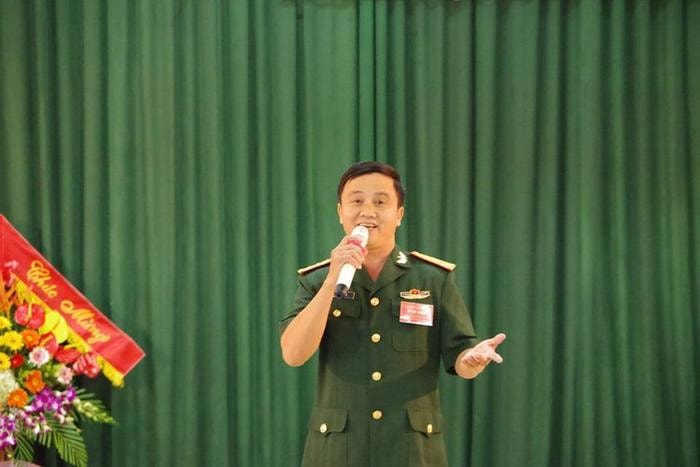 Anh Lê Huy hát dân ca về những người làm nghề giáo khiến người nghe xúc động. Ảnh: NVCC