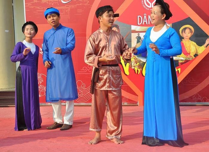 Anh Huy biểu diễn trong một tiết mục dân ca, ví giặm với các đồng nghiệp của mình. Ảnh: NVCC