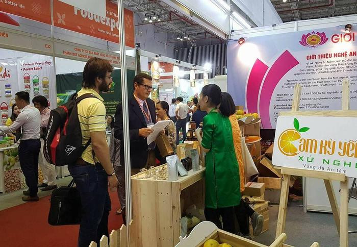 Khách quốc tế tham quan và tìm kiếm cơ hội giao thương với doanh nghiệp Nghệ An tại Hội chợ Triển lãm quốc tế công nghiệp thực phẩm Việt Nam 2017. Ảnh: Vương Bằng
