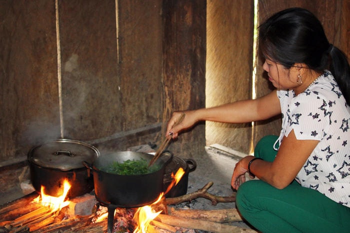 Sau giờ dạy, các cô giáo tự naaus ăn tại bếp của điểm trường với món chính là rau dún, một loài cây dại họ dương xỉ mọc ven khe suối.