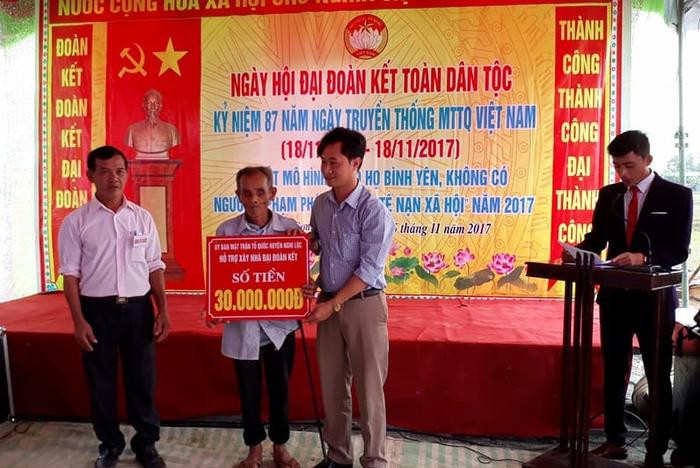 Trao hỗ trợ xây nhà đại đoàn kết cho hộ có hoàn cảnh khó khăn về nhà ở thuộc giáo họ Khoa Trường. Ảnh: T.H