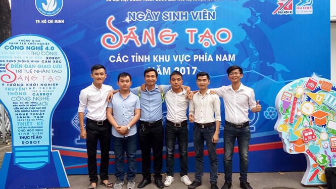 Nhóm nghiên cứu sản phẩm tại ngày hội sinh viên sáng chế 2017. Ảnh: NVCC