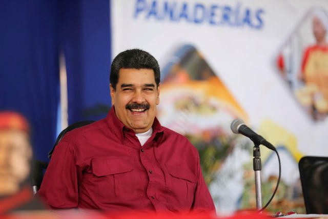 Tổng thống Maduro vẫn tỏ ra tự tin cười tươi trong sự kiện tổ chức tại thủ đô Caracas ngày 15-11 với những người ủng hộ ông - Ảnh: REUTERS