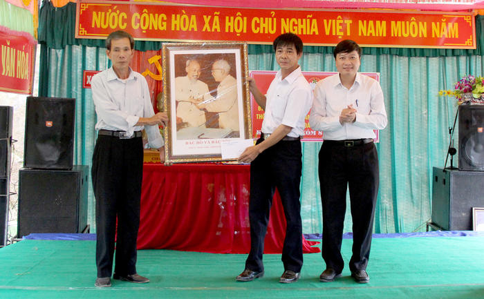 Đồng chí Lê Hồng Vinh tặng quà cho xóm 8, xã Lam Sơn. Ảnh: Mai Hoa