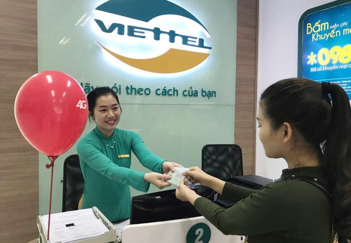 Nhân viên Viettel tận tình chăm sóc. Ảnh: Đ.N