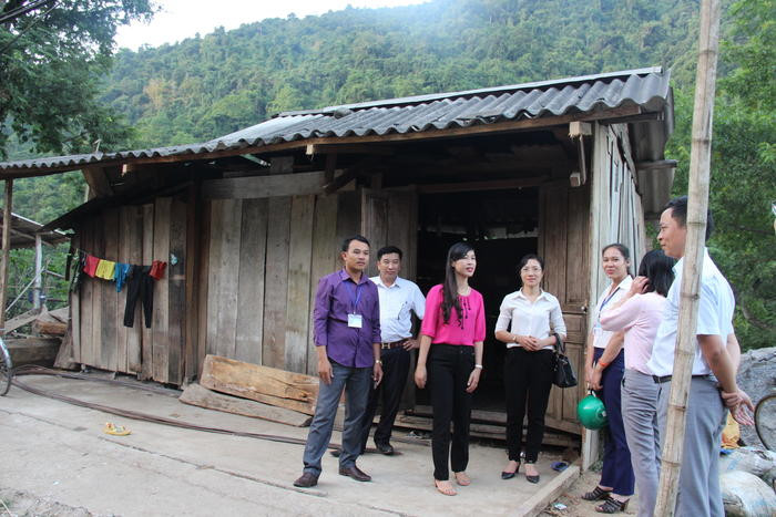 Đoàn công tác thăm các nhà tạm của học sinh Trường THCS Lưu Kiền thuê trọ gần trường. Ảnh: Hoài Thu