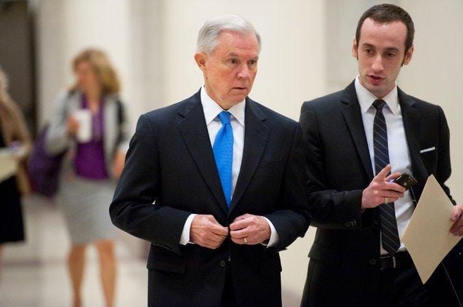 Stephen Miller (phải) thời còn làm việc dưới quyền Thượng nghị sĩ Jeff Sessions và giờ là Bộ trưởng Tư pháp Mỹ. Ảnh New York Times.